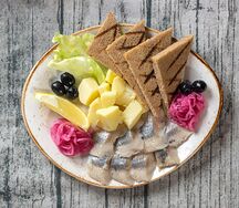 Сельдь с гарниром