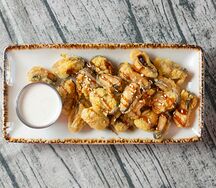 Попкорн из мидий с ореховым соусом