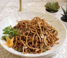 Жареная лапша с курицей