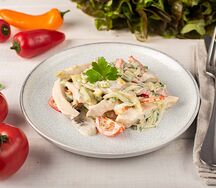 Салат с курицей и овощами в имбирном соусе