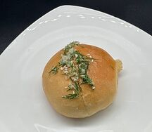 Булочка с чесноком