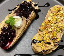 Хрустящая брускетта с куриным паштетом, фисташками и топпингом из черной смородины