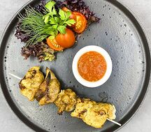 Мини-шашлычок из свинины с томатным соусом и овощным гарниром