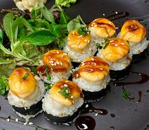 Ролл запеченный с гребешком и лососем