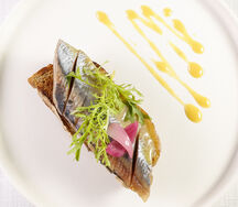 Хрустящая брускетта с сельдью и молодым картофелем