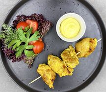 Мини-шашлычок из куриного бедра с соусом Карри и овощным гарниром