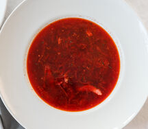 Борщ с мясом и сметаной