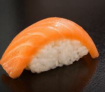 Суши с лососем