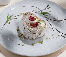 Фисташковый рулет с малиной