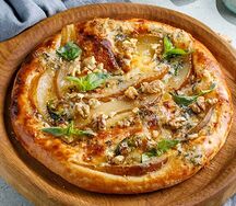 Хачапури с горгонзолой, грушей и грецким орехом