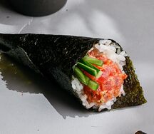 Ручной ролл с тунцом