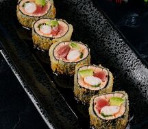 Темпурный ролл с лососем, креветкой и тунцом