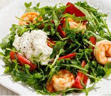 Салат с креветками, спелыми томатами, рукколой и страчателлой