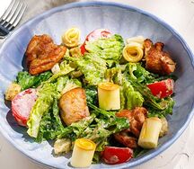 Теплый салат с курицей и копченым сулугуни