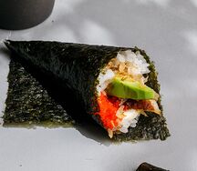 Ручной ролл с угрем