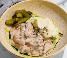 Бефстроганов с картофельным пюре