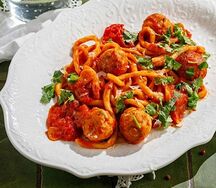 Паста с фрикадельками в томатном соусе