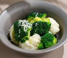 Брокколи и цветная капуста с пармезаном