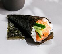 Ручной ролл с лососем