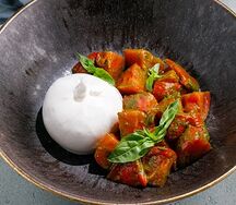 Буррата с томатами