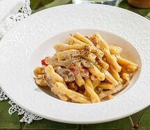 Паста с курицей и сезонными грибами