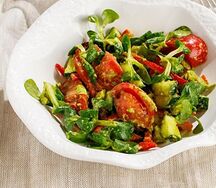 Салат со спелыми томатами и авокадо