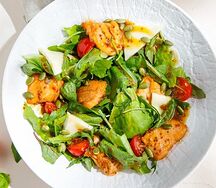 Салат теплый с лососем