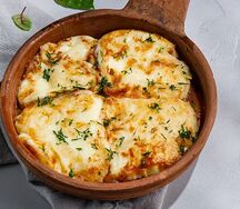 Жареный сыр со спелыми томатами