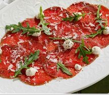 Карпаччо из говядины с трюфельным соусом