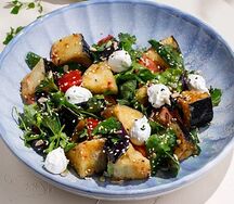 Теплый салат с хрустящими баклажанами