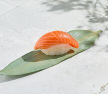 Суши с лососем