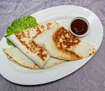 Кесадилья с моцареллой и курицей