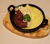 Томленые говяжьи щечки
