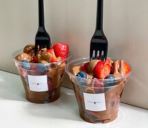 Стаканчики с клубникой и голубикой в шоколаде