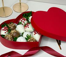 Набор клубники в шоколаде в красном сердце