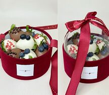 Набор клубники в шоколаде в бордовой бархатной коробке