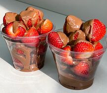 Стаканчики с клубникой в шоколаде