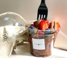 Стаканчик с клубникой и голубикой в шоколаде