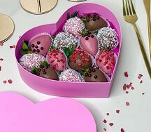 Набор клубники в шоколаде в розовом сердце