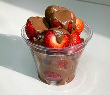 Стаканчик с клубникой в шоколаде