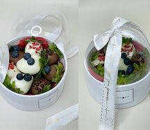 Набор клубники в шоколаде в белой бархатной коробке