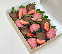 Набор клубники в шоколаде №4 с голубикой и клубникой