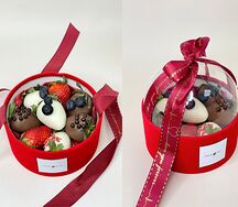 Набор клубники в шоколаде в красной бархатной коробке