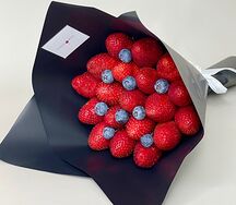 Букет из свежей клубники и голубики