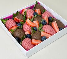 Набор клубники в шоколаде с голубикой и клубникой в премиум-коробке