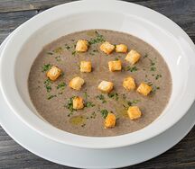 Крем-суп из лесных грибом с трюфельным маслом и гренками