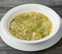 Куриный супчик с рисом, взбитым яйцом и пряными травами