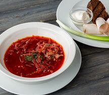 Борщ с домашним салом и хлебом суоми