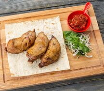 Шашлык из курицы в лаваше с луком и томатным соусом