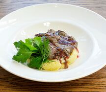 Куриная печень в сливочном соусе с грибами и картофельным пюре